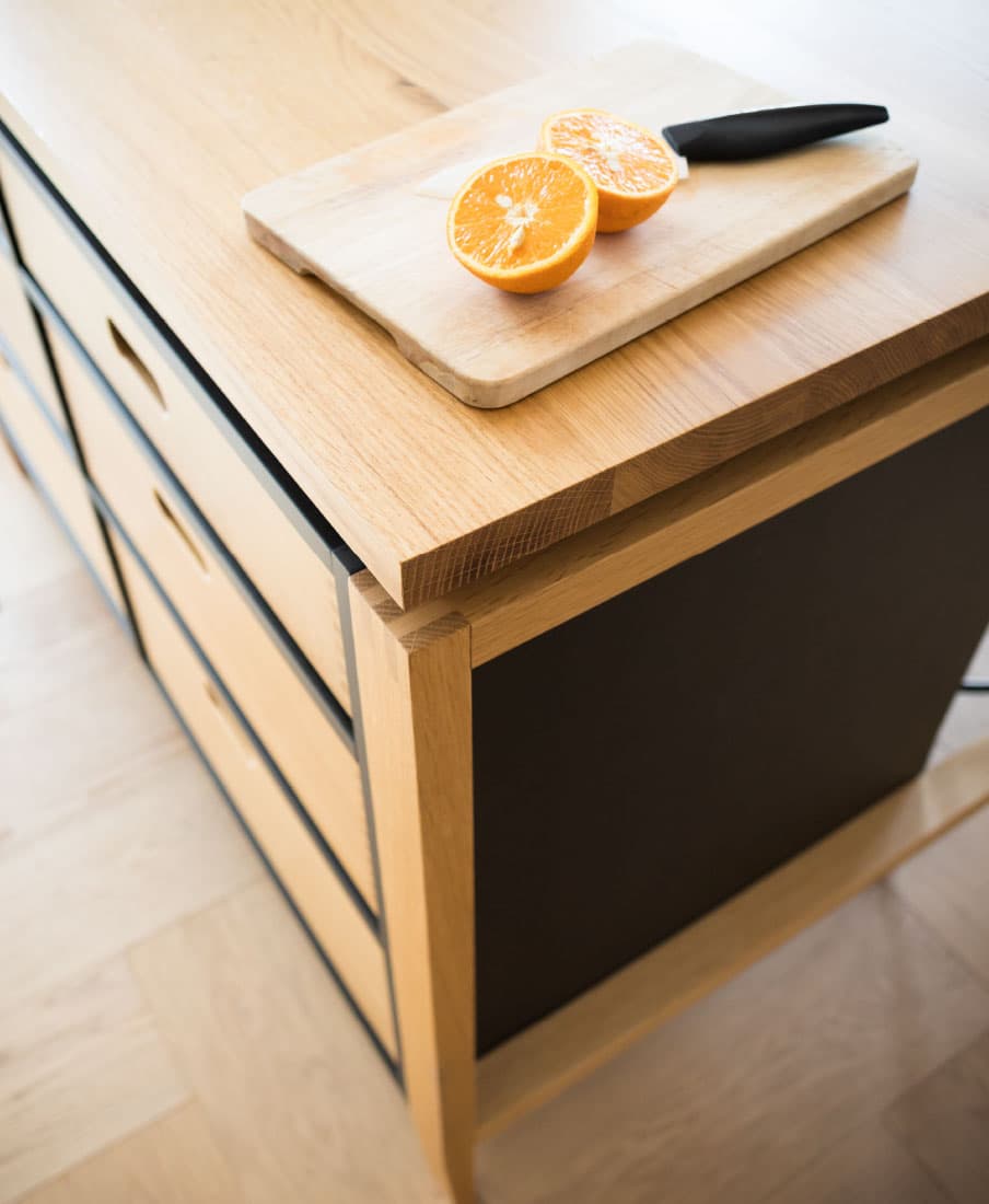 Präzise gefräste Holzkante, Detailaufnahme