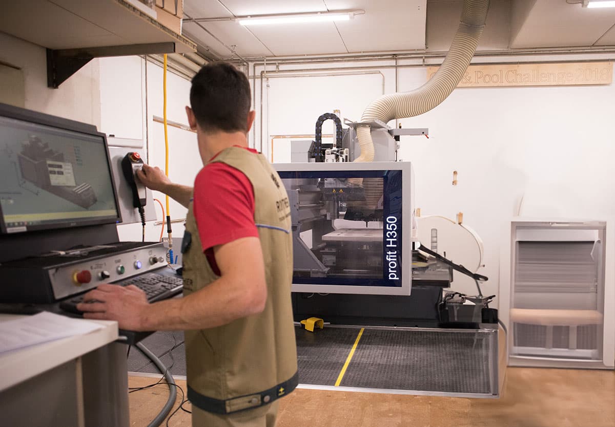 Mitarbeiter programmiert CNC-Maschine in der Tischlerwerkstatt