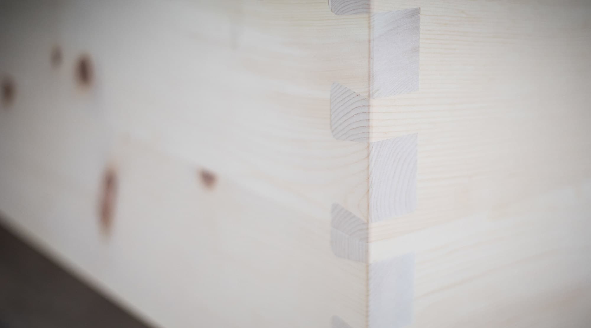 Offene Fingerzinken-Verbindung aus hellem Holz