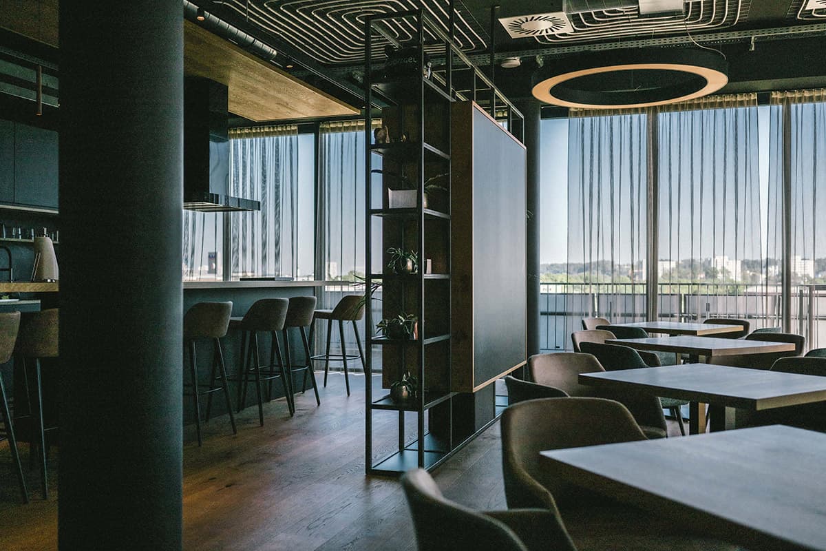 Dunkle Lounge in der Adenbeck-Zentrale Wels