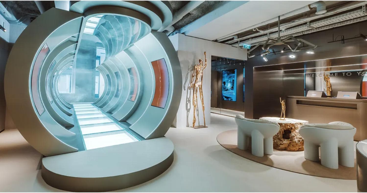 Leuchtender Biogena-Tunnel im Showroom Salzburg
