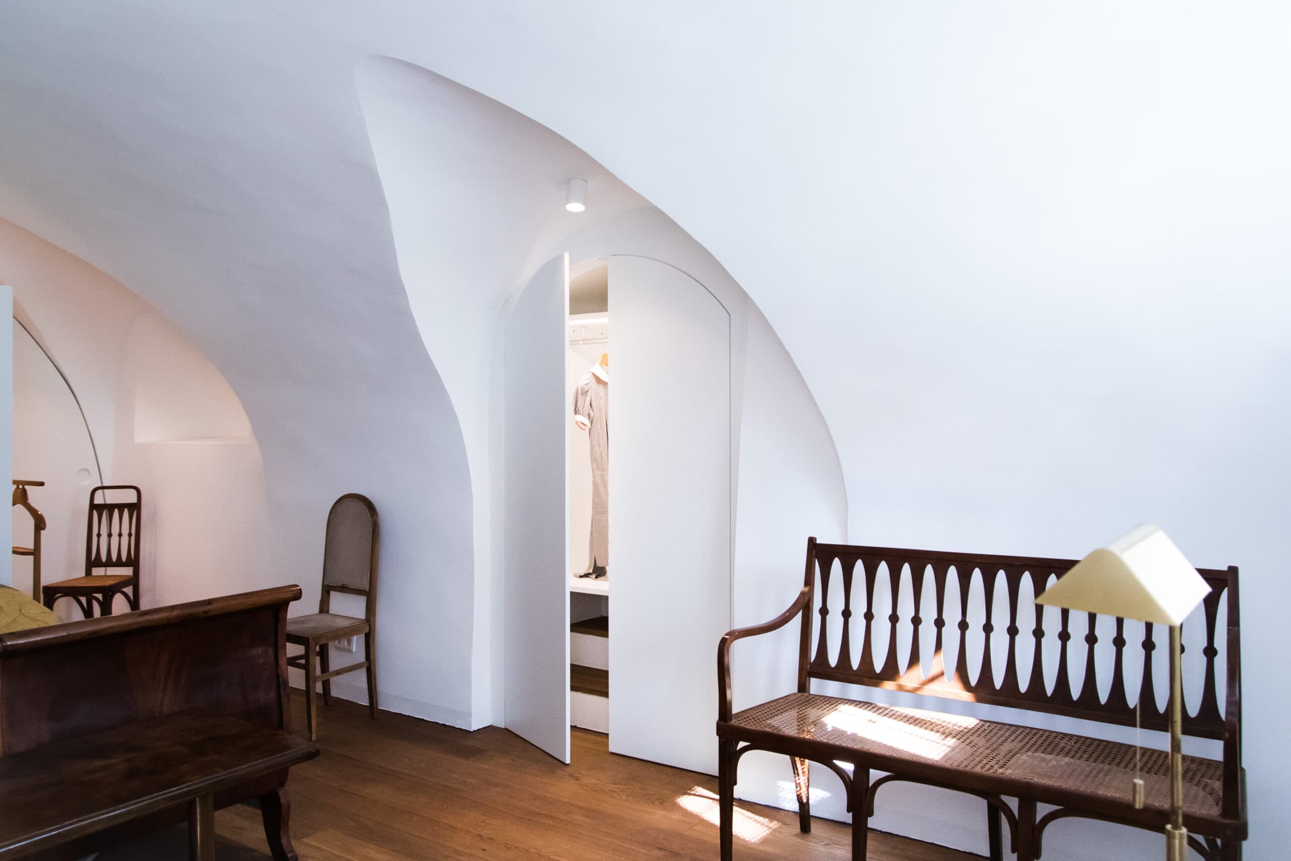 Weißer Einbauschrank folgt der Gewölbekurve im Altbau